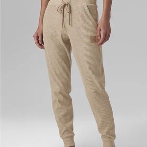 Alo Yoga Musa sweatpants– Beige